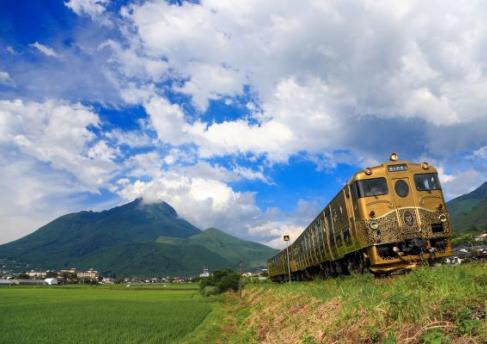 3083_【或る列車】走行シーン（由布岳）