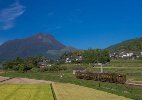 3085_【或る列車】走行シーン（由布岳）