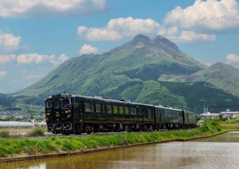 3094_【かんぱち・いちろく】走行シーン（由布岳）