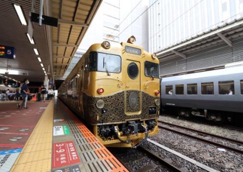 3242_【或る列車】外観